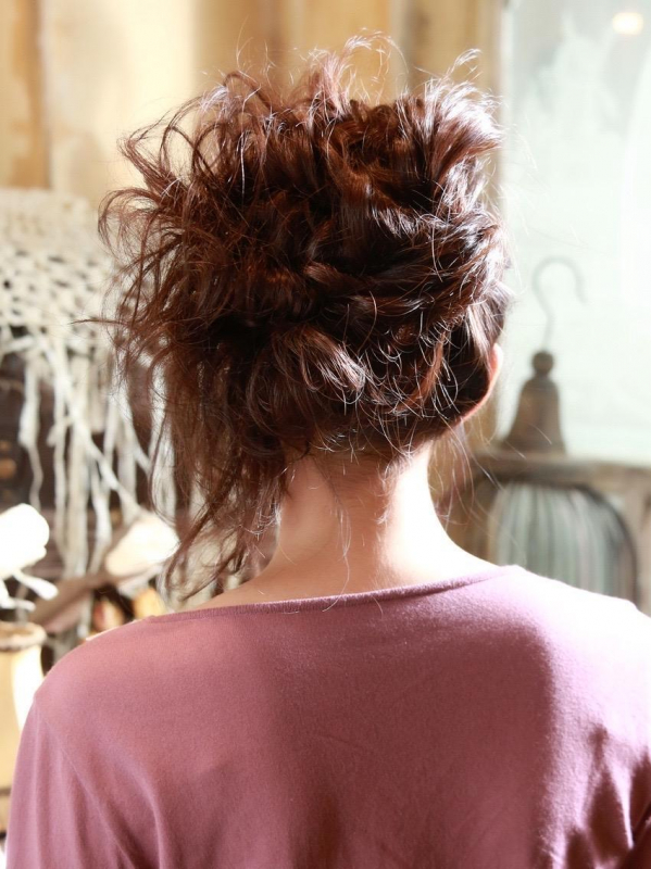 暗髪×サイドアレンジで女性らしい印象のスタイルに