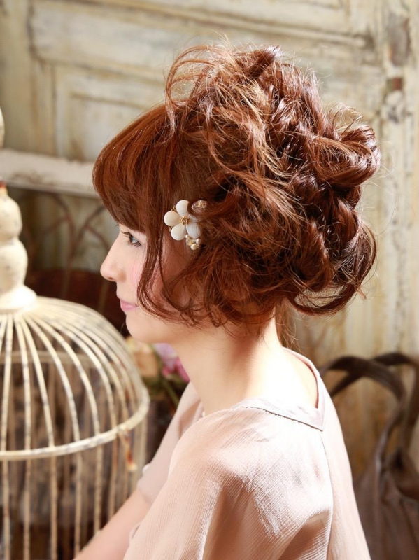 大人っぽいアップスタイルのボリュームのあるモテアレンジ