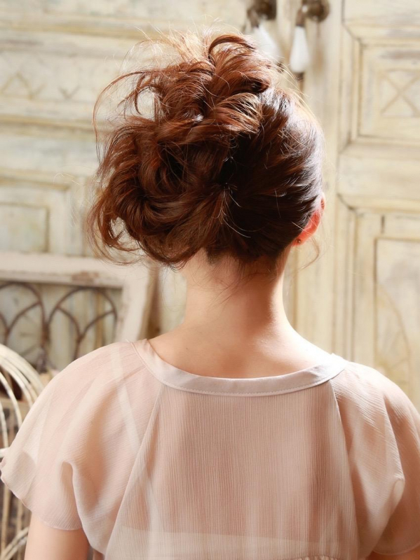 大人っぽいアップスタイルのボリュームのあるモテアレンジ