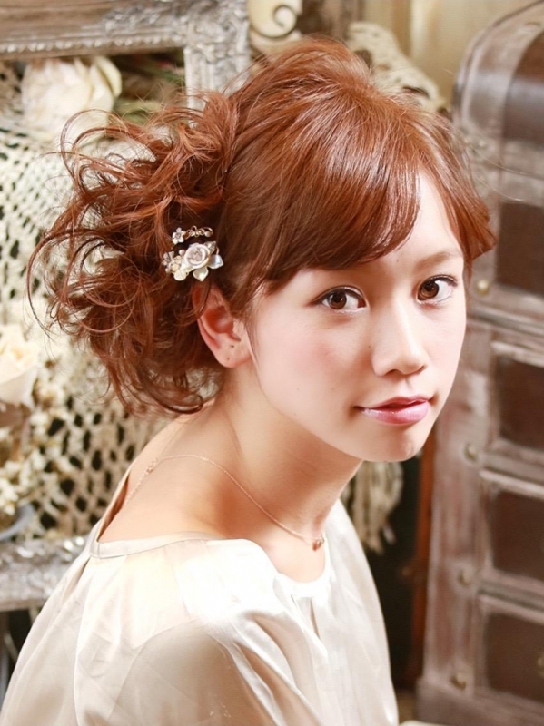 サイドに寄せた簡単なモテアレンジスタイル