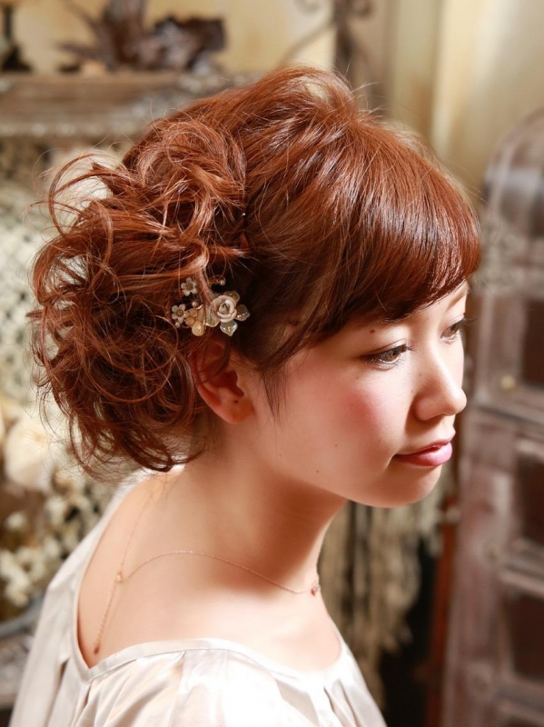 サイドに寄せた簡単なモテアレンジスタイル