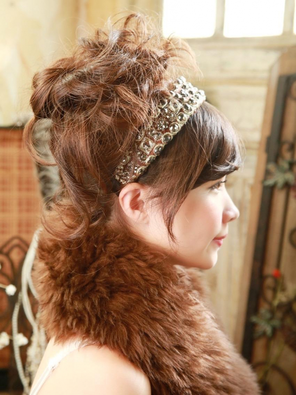 アップスタイルの愛されセミロングアレンジ