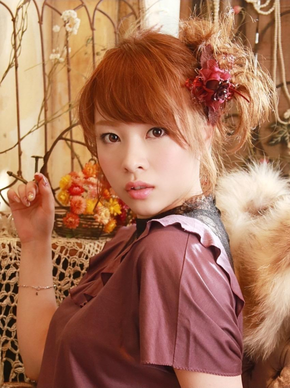 サイドに寄せたモカブラウンの可愛いアレンジ