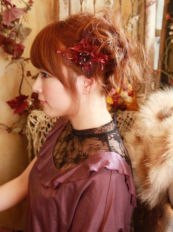 サイドに寄せたモカブラウンの可愛いアレンジ