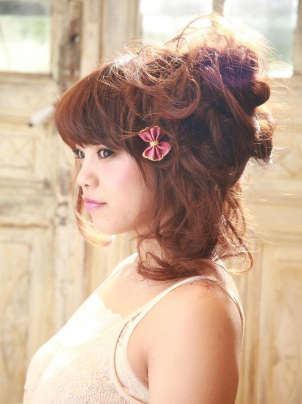 ボリュームがあり小顔効果も抜群の可愛いアレンジスタイル