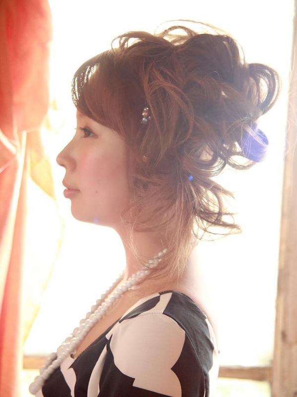 エレガントな大人女子にぴったりのサイドに寄せたアレンジ