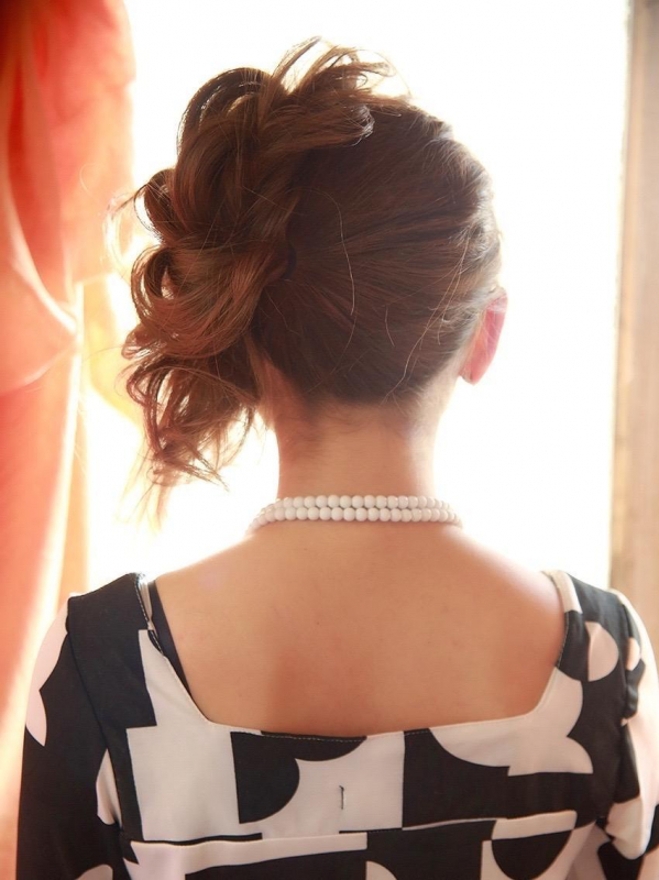 エレガントな大人女子にぴったりのサイドに寄せたアレンジ
