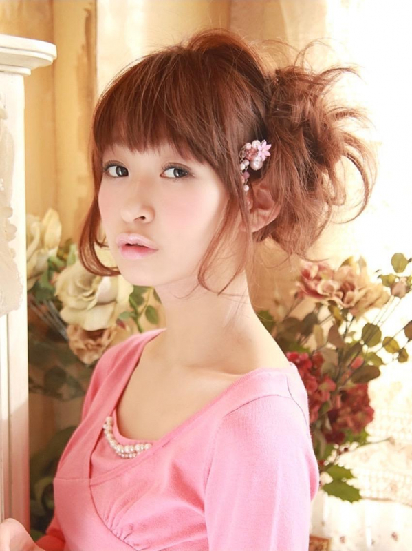 ふんわりと結んだフェミニンなセミロングアレンジ