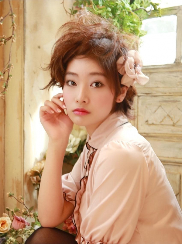 トップにボリュームのあるショートアレンジ