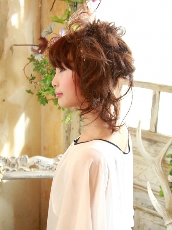 ポニーテールをベースにしたモカブラウンの華やかなアレンジ