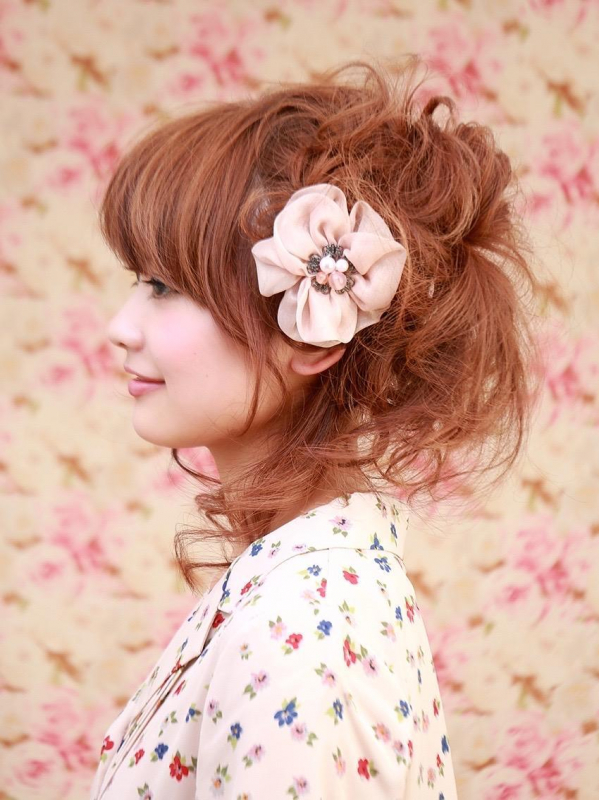 重め前髪に顔周りの髪で小顔効果のあるモテアレンジ