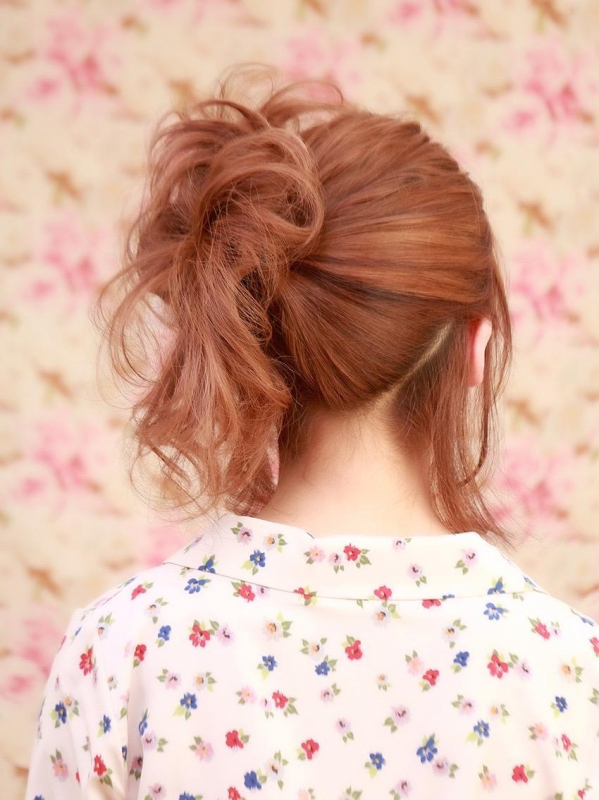 重め前髪に顔周りの髪で小顔効果のあるモテアレンジ