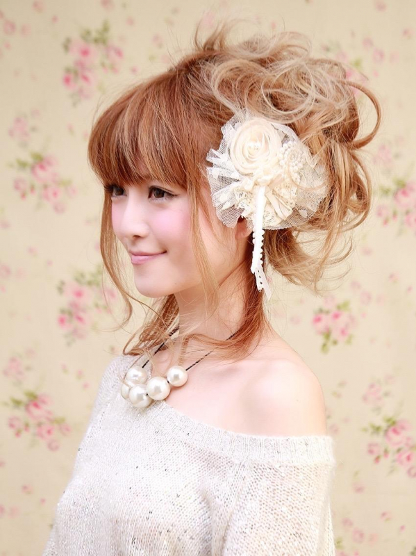 ハイトーンの後れ毛のあるアップスタイルで可愛らしいアレンジ