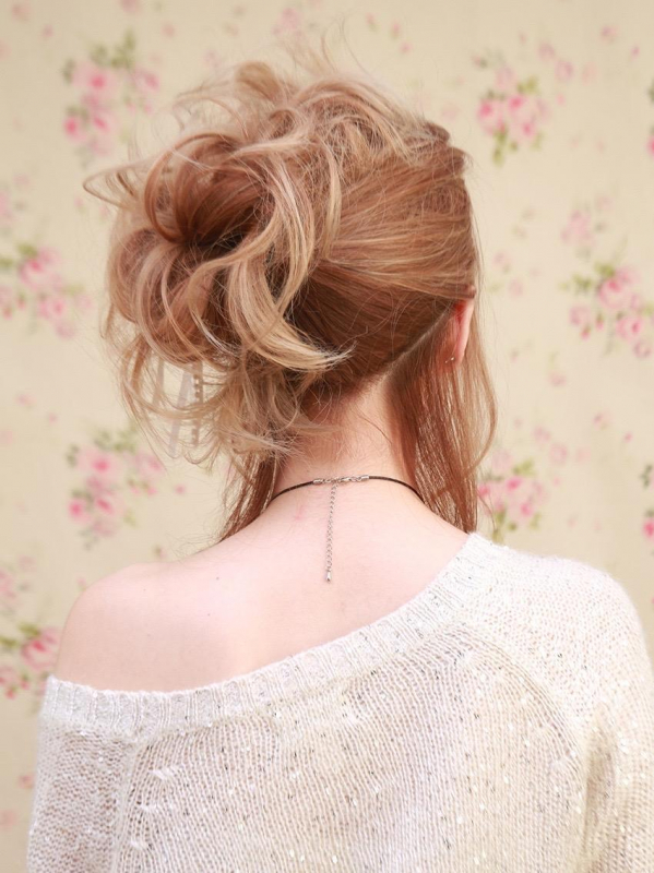 ハイトーンの後れ毛のあるアップスタイルで可愛らしいアレンジ