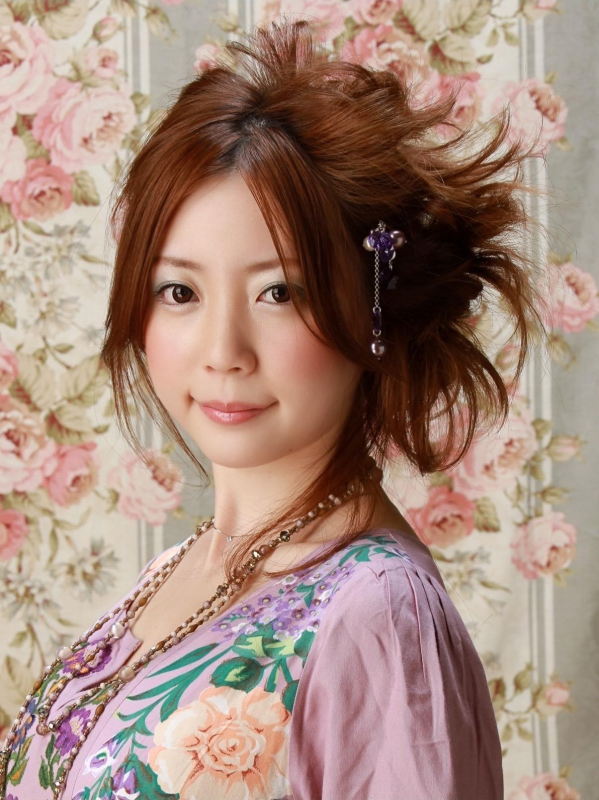 センター分けで大人っぽいお団子アレンジ