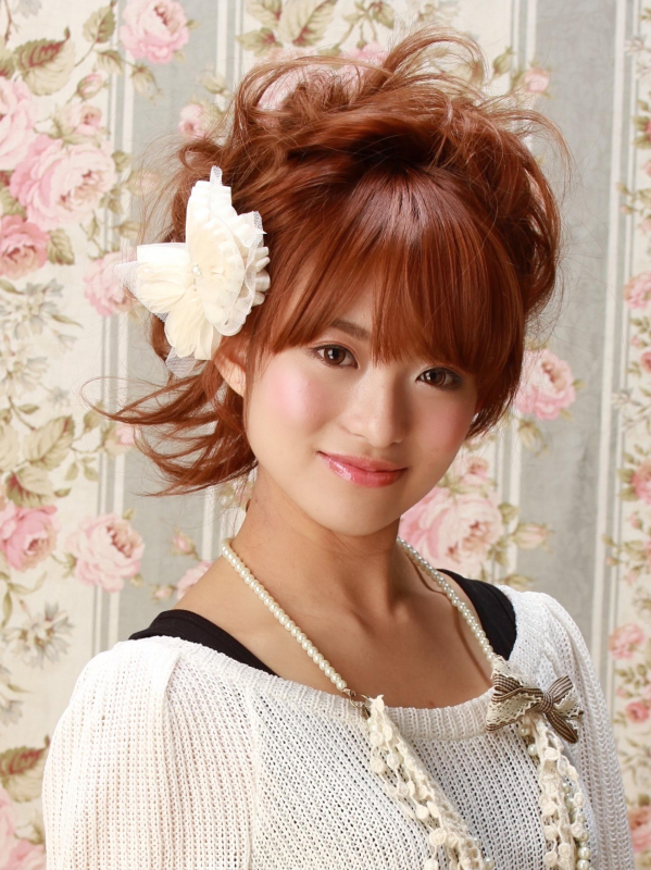 三つ編みが特徴の明るめカラーのセミロングアレンジ