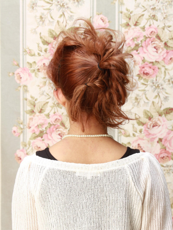 三つ編みが特徴の明るめカラーのセミロングアレンジ