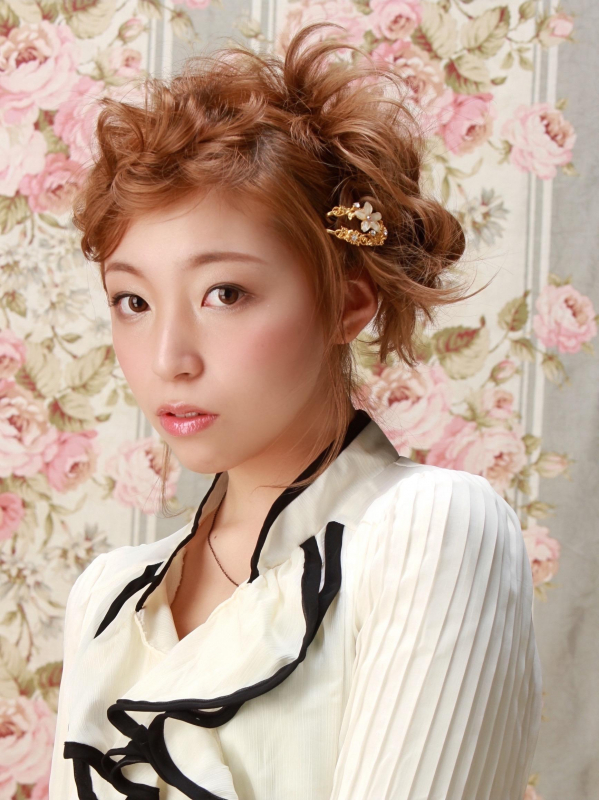 前髪を編み込みにしたハイトーンとあわせた華やかなアレンジ