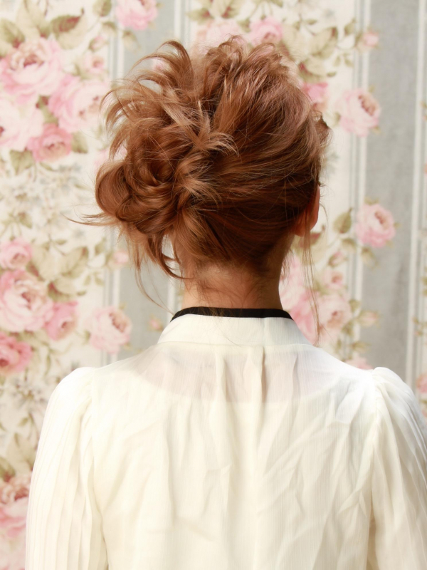 前髪を編み込みにしたハイトーンとあわせた華やかなアレンジ