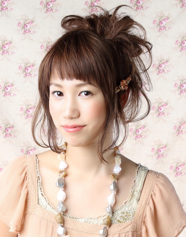 アシメ前髪に可愛いアップスタイルで結婚式アレンジ