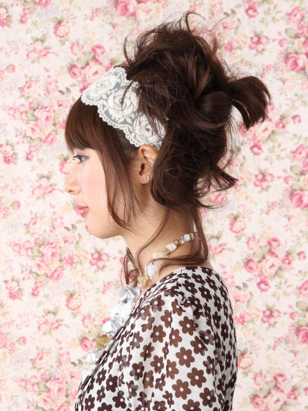 後れ毛がポイントの黒髪で華やかなアレンジ