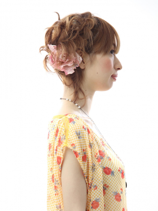 フェミニンな印象の三つ編み×簡単サイドアレンジ