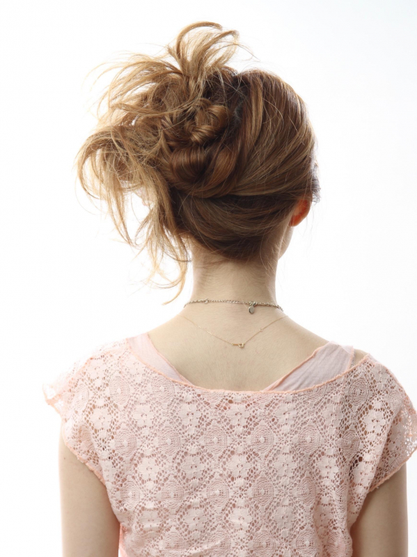 裏編み込みを使った可愛い結婚式アレンジ