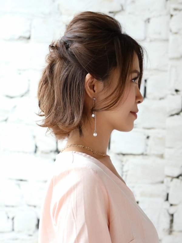 外ハネ＆ハーフアップで華やかカジュアル！ ボブヘアのアレンジ