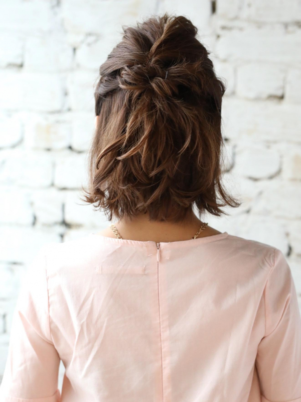 外ハネ＆ハーフアップで華やかカジュアル！ ボブヘアのアレンジ