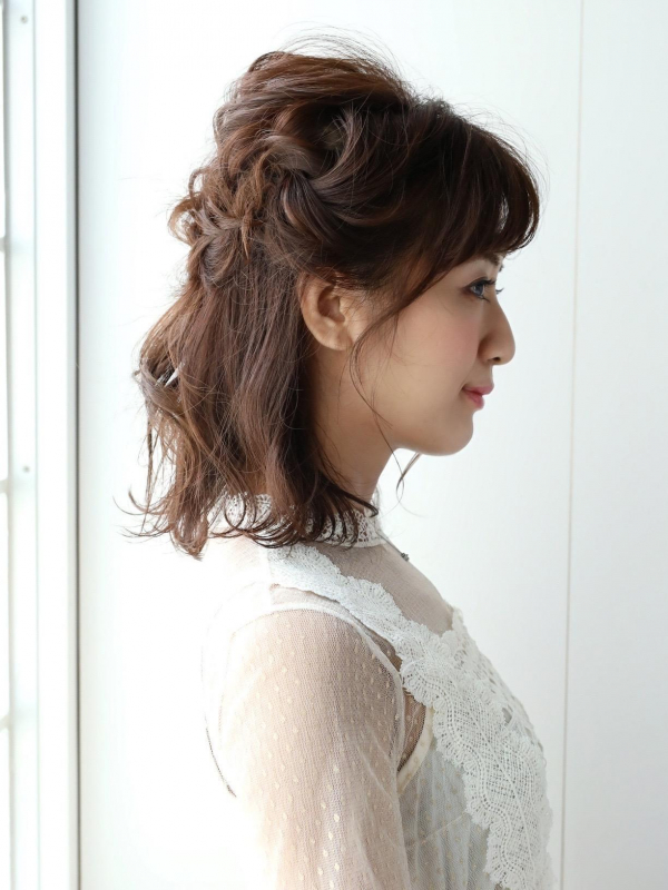 ミディアムを編み込みハーフアップで華やかにアレンジ