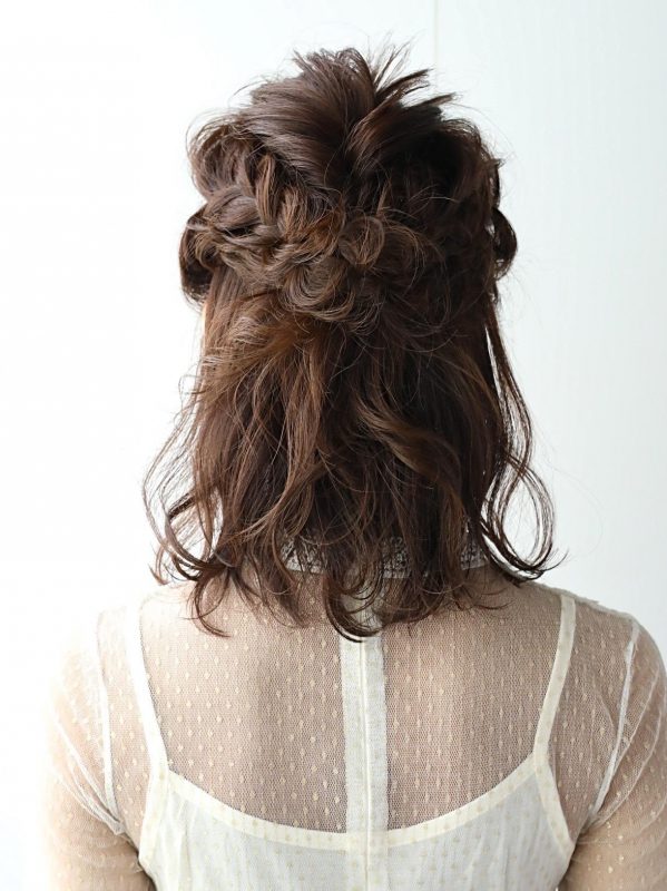 ミディアムを編み込みハーフアップで華やかにアレンジ