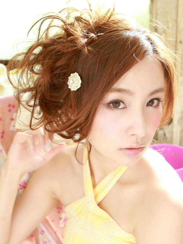 ラフなムードの前髪なしサイドアレンジ