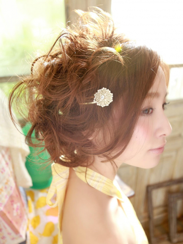 ラフなムードの前髪なしサイドアレンジ