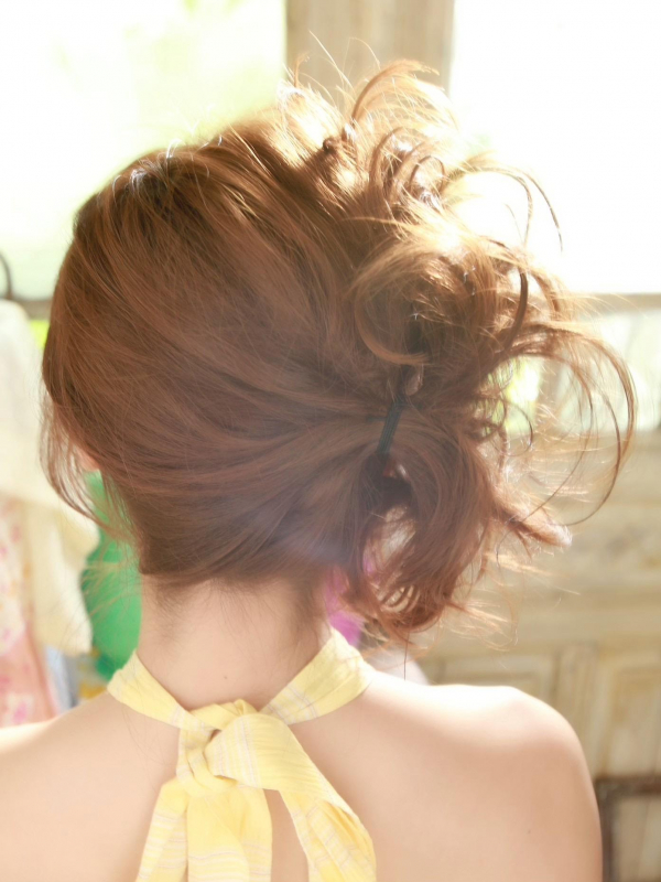 ラフなムードの前髪なしサイドアレンジ