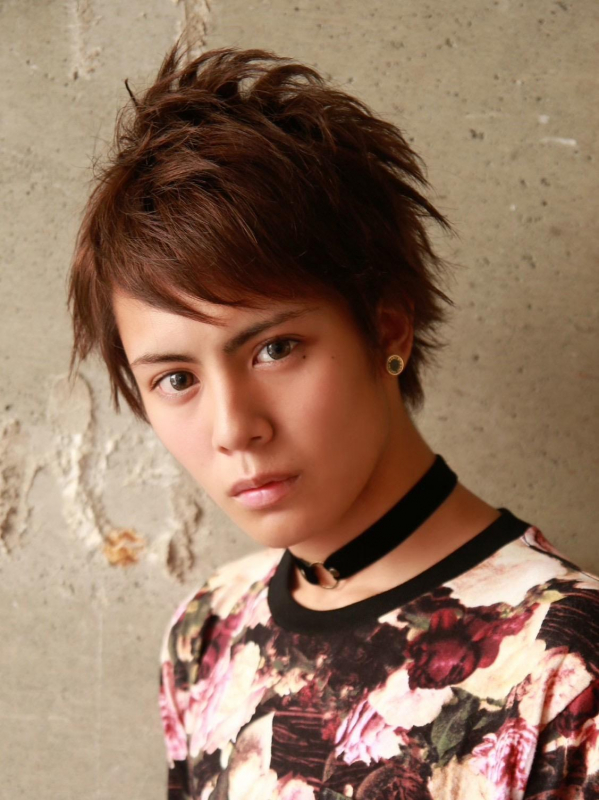 ツンツン×明るめブラウンで派手な印象のショートメンズスタイル