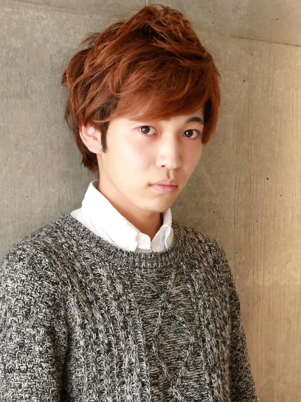 トップがふんわりとしたブラウンの束感メンズスタイル