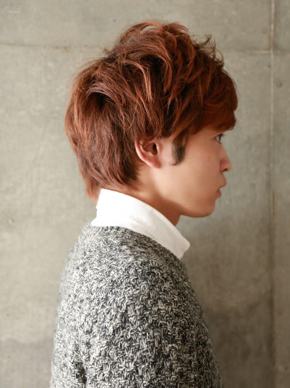 トップがふんわりとしたブラウンの束感メンズスタイル