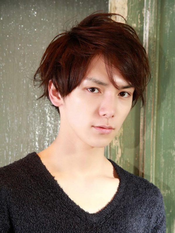 暗めブラウンのカジュアルなショートミディアムのメンズスタイル