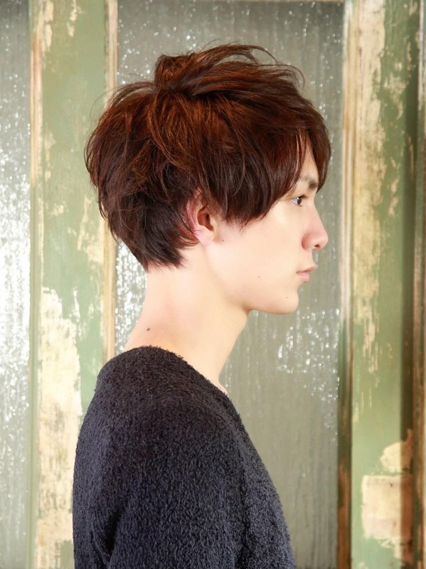 暗めブラウンのカジュアルなショートミディアムのメンズスタイル