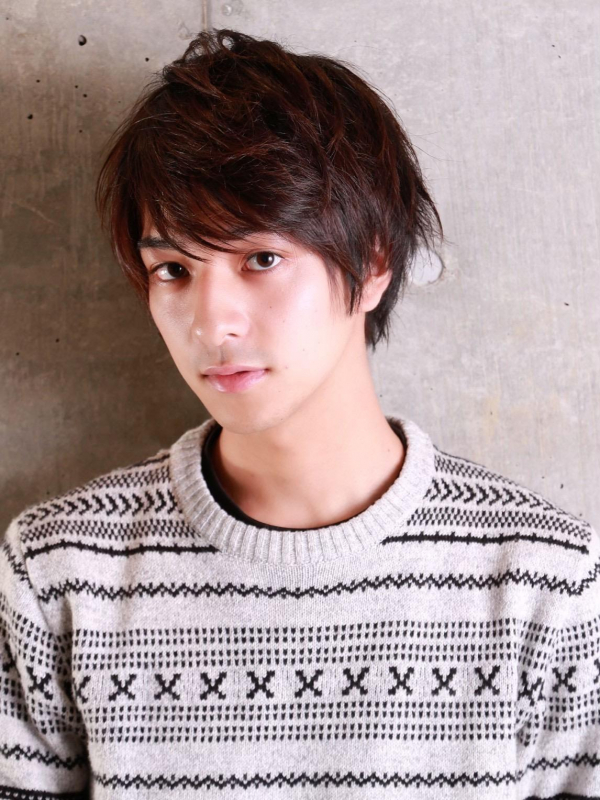 黒髪のショートミディアムでナチュラルなメンズヘア