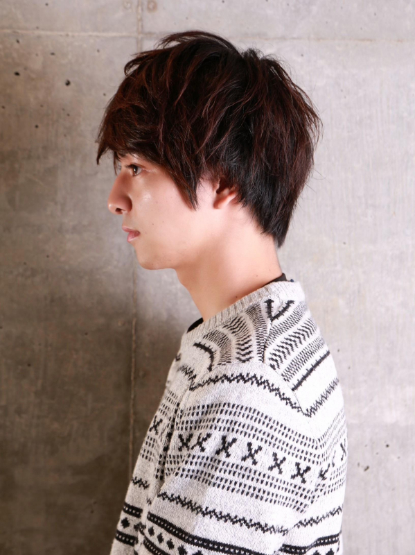 黒髪のショートミディアムでナチュラルなメンズヘア