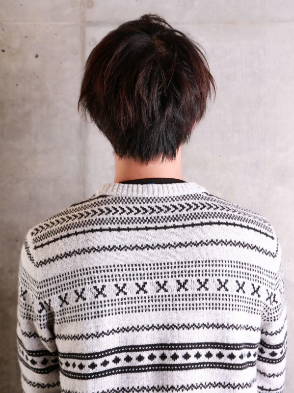 黒髪のショートミディアムでナチュラルなメンズヘア