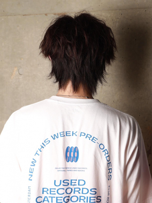 束感ウェーブ×センター分けでおしゃれなメンズスタイル