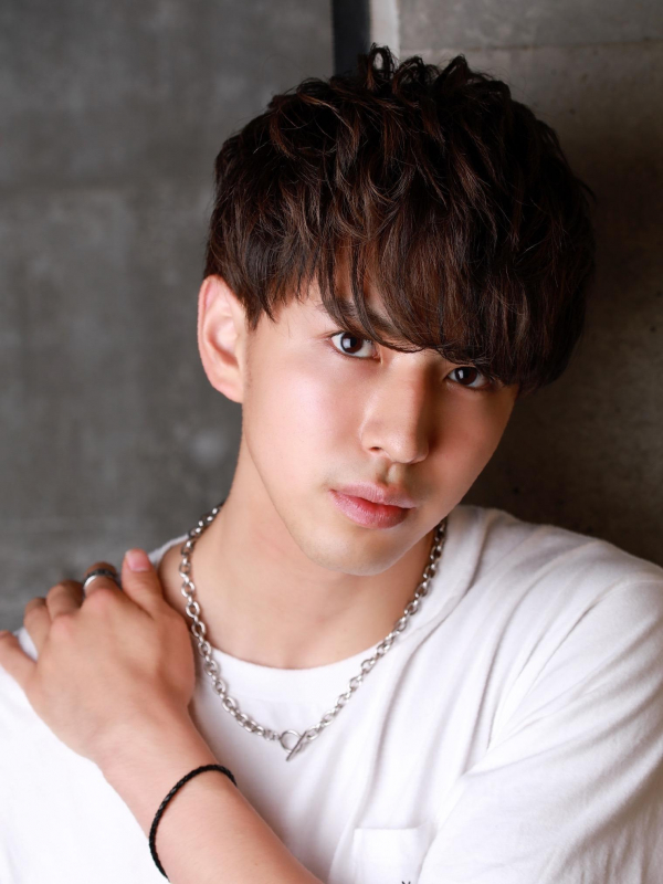 刈り上げ×トップ長めでワイルドなメンズスタイル