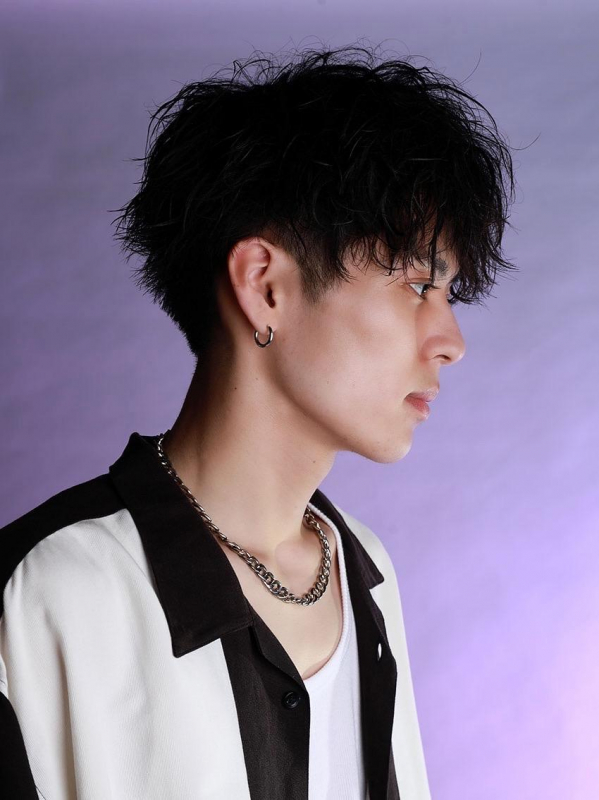 刈り上げ×マッシュウェーブでワイルドなメンズスタイル