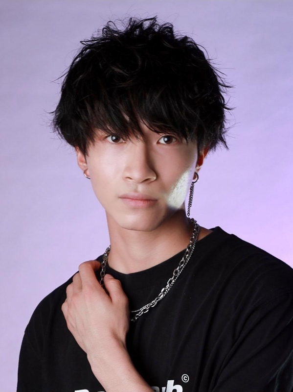 ストリート風の毛先を散らした黒髪メンズスタイル