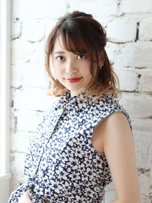 ミディアムをくるりんぱのハーフアップでかわいくアレンジ