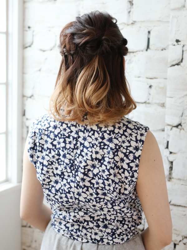 ミディアムをくるりんぱのハーフアップでかわいくアレンジ