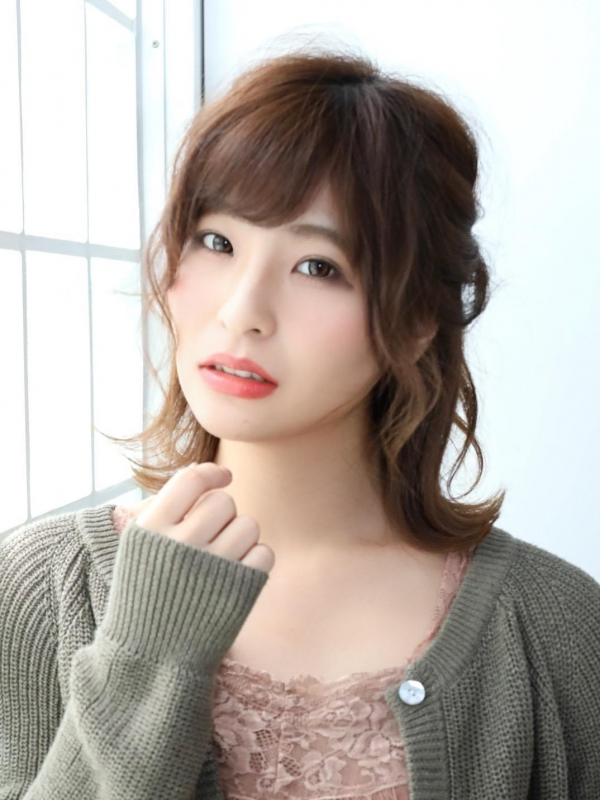 ミディアムボブを外ハネ＆ハーフアップでモテアレンジ