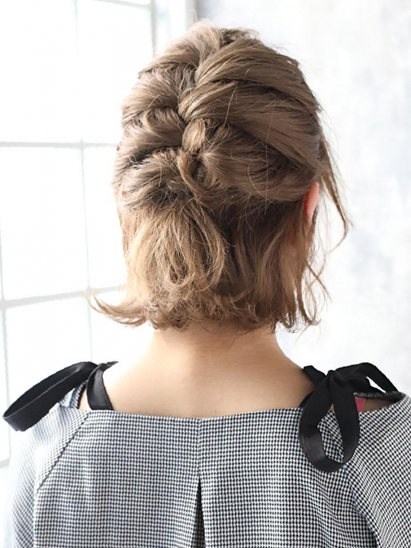 ハイトーンカラーのボブを編み込みハーフアップにアレンジ